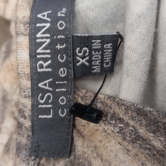 Lisa Rinna Collection Grey,Cream, and White Short Sleeve, Keyhole Back Blouse - Picture 7 of 10